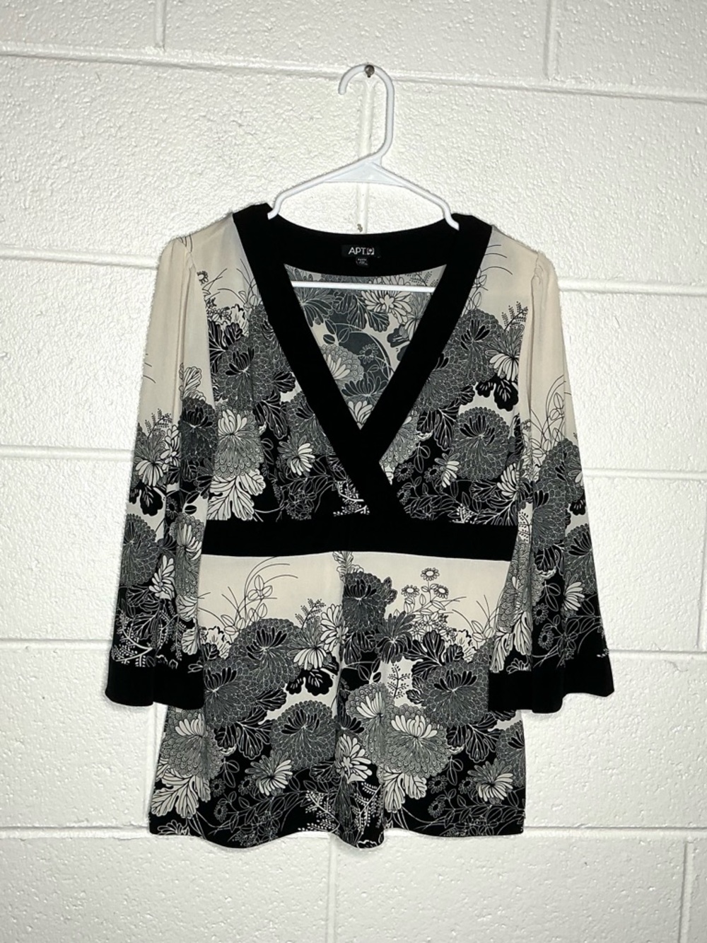 < Y2K Apt. 9 Floral V-Neck Flare Sleeve Blouse > - Picture 2 of 5